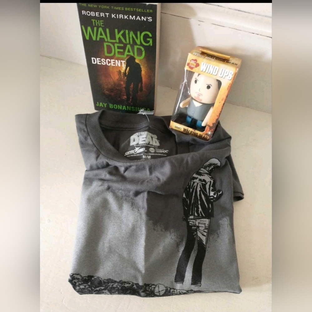 WALKING Dead 3 NEW Items Tee size Medium
